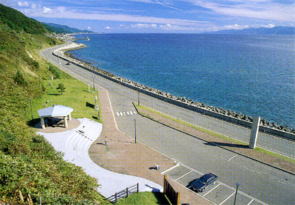 青森海岸塩越区緩傾斜堤工事　国道280号道路環境美化対策工事